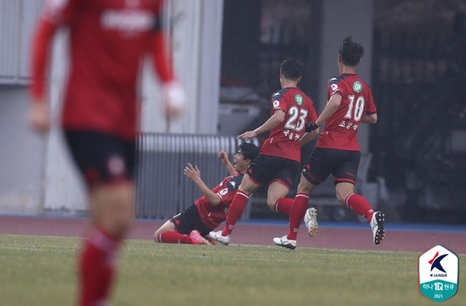 부천FC1995가 지난 20일 부천종합운동장에서 열린 '하나원큐 K리그 2 2021' 4라운드 전남드래곤즈와의 경기에서 1-1로 비겼다. 사지은 시즌 3호 골을 넣은 박창준이 세레모니하는 모습 (사진=한국프로축구연맹 제공)