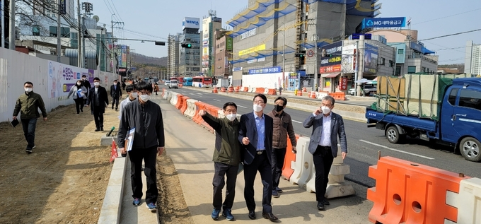 박윤영 경기도의원, 엄정룡·김도근 화성시의원, 김용균 봉담읍 산업건설과장, 봉담읍 사회단체장 그리고 LH 및 한전 현장관계자들이 당초 계획보다 1년 이상 지연되면서 극심한 교통체증을 빚고 있는 ‘봉담지하차'도 공사현장을 방문했다.(사진=권칠승 국회의원 사무실 제공)