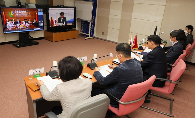 경기도농업기술원은 중국 지린성농업과학원과 지난 19일 비대면 화상회의로 2021/2022 농업과학기술교류 협약을 체결했다. (사진=경기도농업기술원)