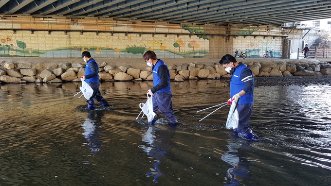 삼성전자는 22일 각 부서 파트장 등 임직원 100여명이 참여한 가운데 경기 수원시 영통구 메탄동 삼성교부터 백년교까지 원천리천 3km 구간 및 주변 1.5km을 청소했다. (사진=현지용 기자)