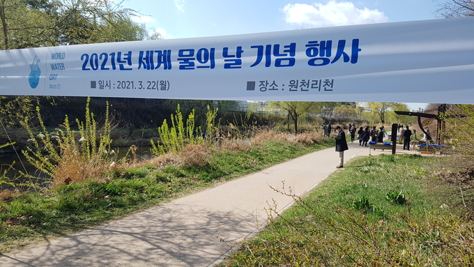22일 삼성전자 임직원 100여명은 경기 수원시 영통구 삼성중앙교를 중심으로 삼성교, 백년교 등 원천리천 일대에서 환경정화활동을 펼쳤다. (사진=현지용 기자)