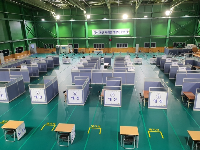 화성시 나래울 ‘동탄실내배드민턴장’에 설치된 2분기 코로나19 예방접종센터. 센터는 4월 개소를 앞두고 오는 25일 모의 훈련을 실시하는 등 안전한 예방접종을 준비하고 있다.(사진=화성시 제공)