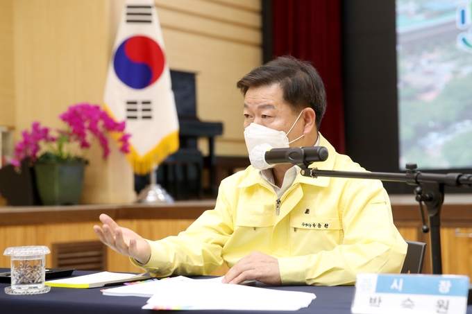 박승원 광명시장이 코로나19 장기화에 따른 피해 극복뿐 아니라 포스트코로나 대비 지역경제를 살리기 위해 ‘올해 민생·경제·일자리 안정 종합대책’을 추진한다. (사진=광명시 제공)