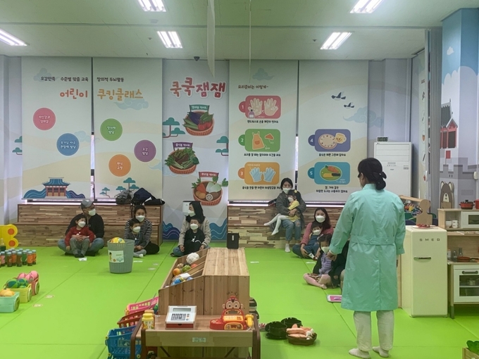 광주시 어린이급식관리지원센터가 학부모 및 어린이들을 대상으로 건강한 COOK메이트 만들기를 하고 있다. (사진=광주시 제공)