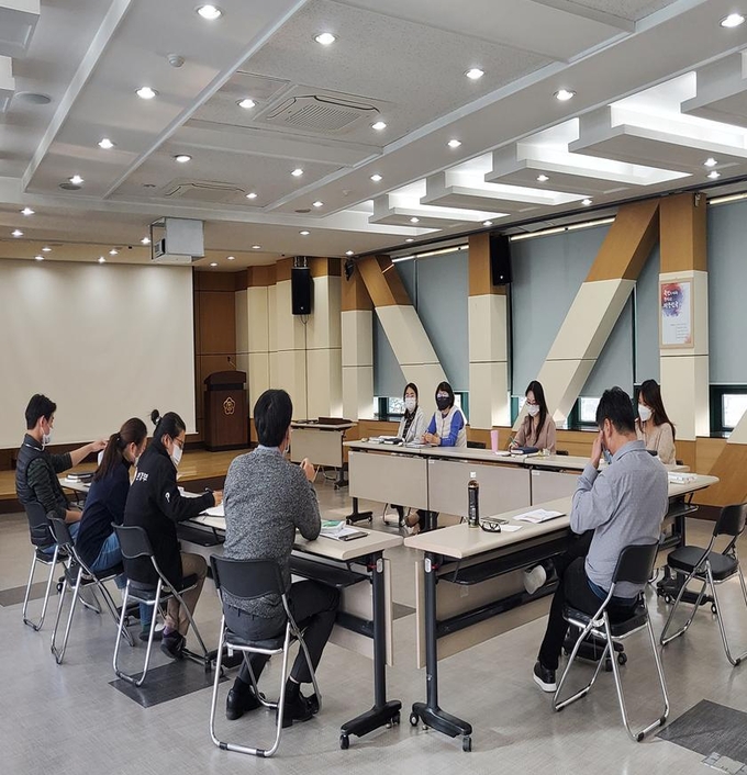 한강유역환경청이 개발수요에 맞춰 환경평가 담당자 대상으로 환경질 조사 방법 및 협의 의견 등 전문가를 초청해 간담회를 실시하고 있다. (사진=한강유역청 제공)