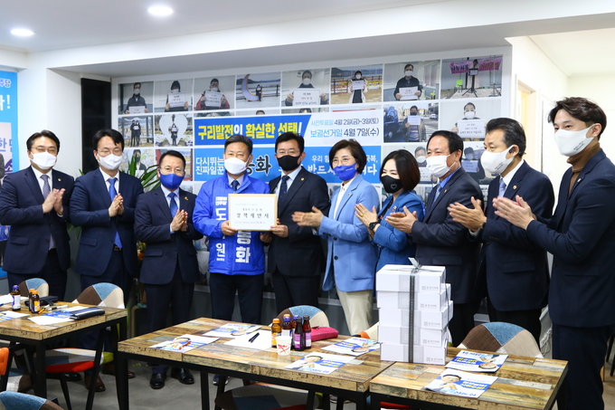 구리시 경기도의원보궐선거(구리시제1선거구)에 출마한 신동화 예비후보가 지난 19일 선거사무실을 방문한 경기도의회 더불어민주당 대표단을 예방한 자리에서 구리시의 주요 현안에 대한 정책제안서를 전달하고 협조를 요청했다. (사진=구리시 더불어민주당 신동화예비후보 캠프 제공)