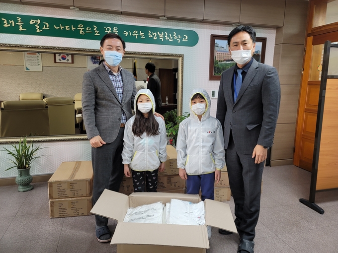  부곡중앙초등학교는 코로나19 대응 비말방지 보호복을 무상으로 기증받아 800여 명의 전교 학생들에게 제공