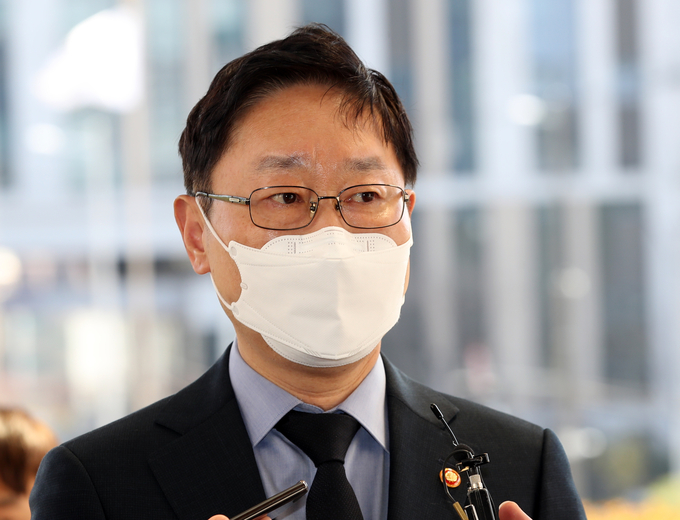 박범계 법무부 장관이 대법관후보추천위원회 참석을 위해 22일 오후 서울 서초구 대법원으로 들어가며 취재진 질문에 답하고 있다. (사진=연합뉴스)