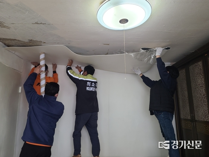 신북면 한 가구에서 신북면 의용소방대원들이 도배 작업을 하고 있다. (사진=포천시자원봉사센터 제공)