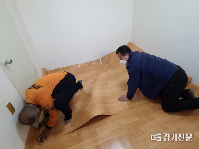 신북면 한 가구에서 신북면 의용소방대원들이 장판 교체 작업을 하고 있다. (사진=포천시자원봉사센터 제공)