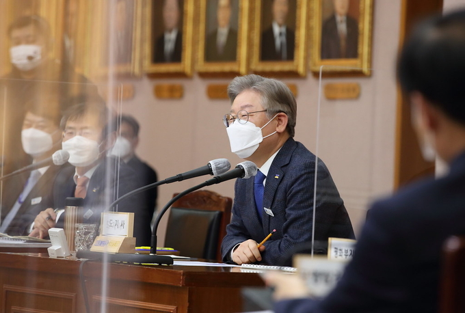 22일 오후 경기도청 신관 4층 제1회의실에서 이재명 경기도지사와 이재강 경기도 평화부지사, 이용철 행정1부지사 ,이한규 행정2부지사, 경기도 실·국장, 경기도 공공기관장 및 사업소장 등이 참석한 가운데 2021년 3월 확대간부회의를 하고있다. (사진= 경기도 제공)
