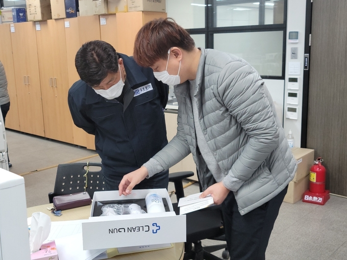 파주시가 관내업체에 휴대용방역기를 무상대여하고 있다. (사진=파주시 제공)