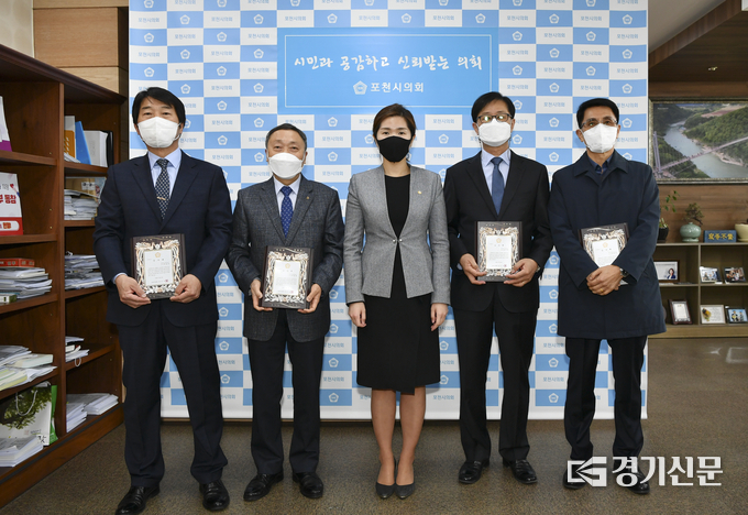 포천시의회에서 퇴직하는 교육자들께 감사패를 전달했다. (사진=포천시의회 제공)