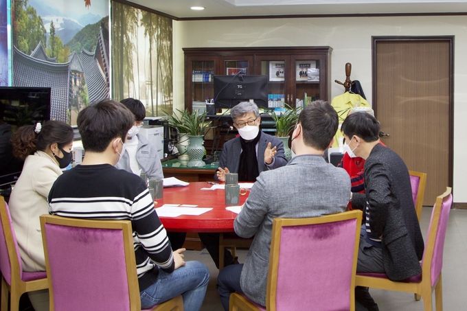 남양주시는 지난 23일 부시장 집무실에서 6개 시민단체 대표들과 함께 경기도 공공기관 이전 유치 관련 간담회를 개최하며 지역 여론 수렴에 나섰다. (사진=남양주시 제공)
