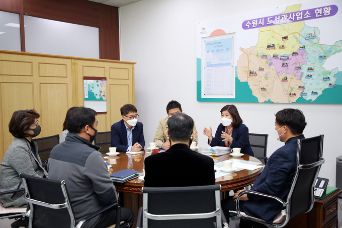 수원시의회 조미옥 의원(오른쪽 두번째)이 주민들과 함께 수원시 도서관사업소를 방문해 사업소 관계자들과 면담을 하고 있다. (사진=수원시의회 제공)