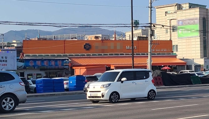 포천시 소홀읍 사거리에 있는 한 조립식 건물. 포천시청 공무원 A씨는 부동산 투기를 위해 이 건물과 땅을 매입했다는 의혹을 받고 있다. (사진=문석완 기자)