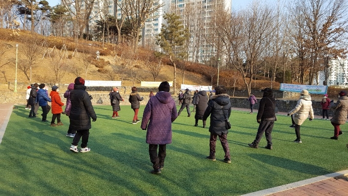 구리시가 지난 22일부터 지역 내 3개소에서 ‘우리동네 건강걷기 운동 교실’을 운영하고 있다. (사진=구리시 제공)