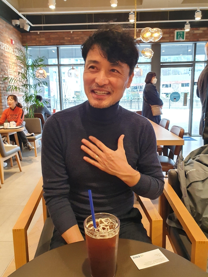 경기신문과 인터뷰를 갖고 있는 배우 정의갑 씨. (사진=고태현 기자)