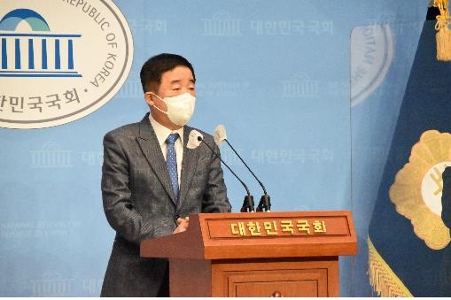 강득구 의원이 ‘영재학교 수도권 쏠림현상에 대한 교육부의 근본적인 대책 마련 촉구’ 기자회견을 열고 발언하는 모습 (사진 = 강득구 의원실 제공)