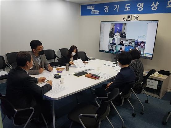 경기도는 24일 도청 영상회의실에서 시·군 담당 과장들과 영상회의를 열고 지적장애인 전수 조사 등에 대해 논의를 하고 있다. (사진= 경기도 제공)