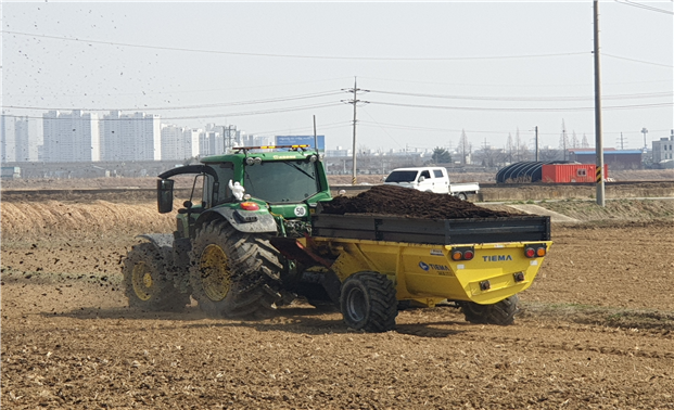 축분퇴비 살포 모습 (사진= 경기도 제공)