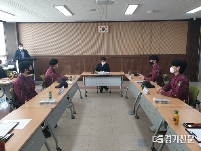 지난 24일 사회복무요원들과 면담을 진행 중인 장헌서 경인지방병무청장. (사진=경인청 제공)