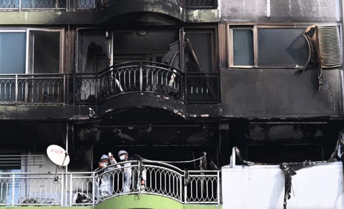 지난해 12월 1일 화재가 발생한 군포시 백두 한양아파트 9단지 12층 사진.