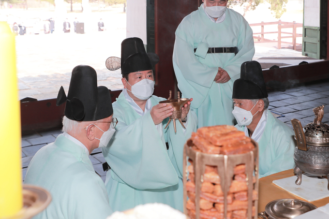 남양주시가 석영광장과 REMEMBER 1910의 개관을 앞두고 고종황제가 잠들어 있는 홍릉 침전에서 25일 고유제를 지내고 있다.(사진=남양주시 제공)