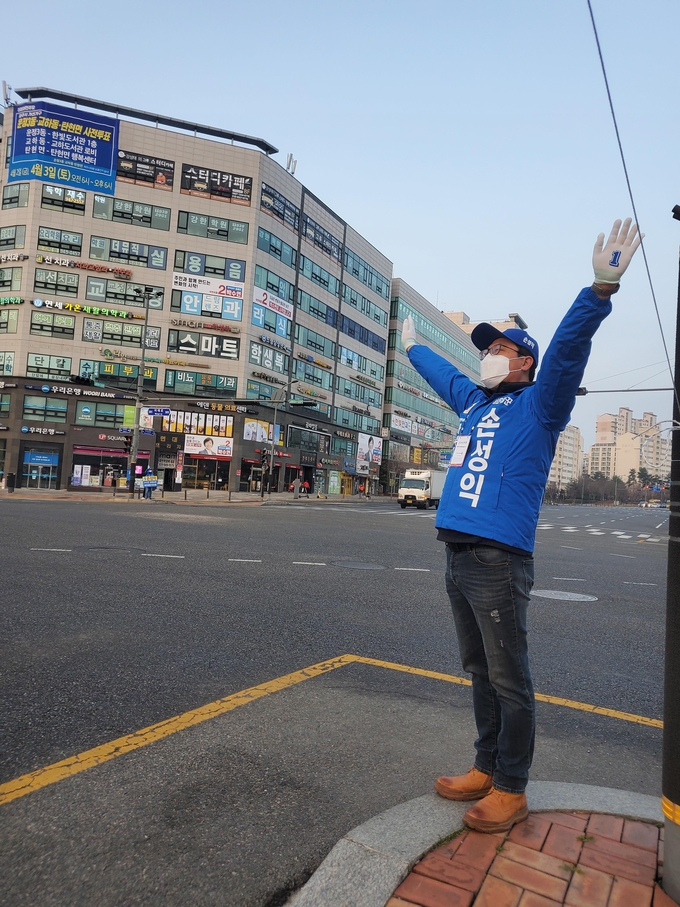 파주시의원 선거에 출마한 민주당 손성익 후보가 출근길 인사를 하고 있다. (사진=송성익 후보 선거사무실 제공)