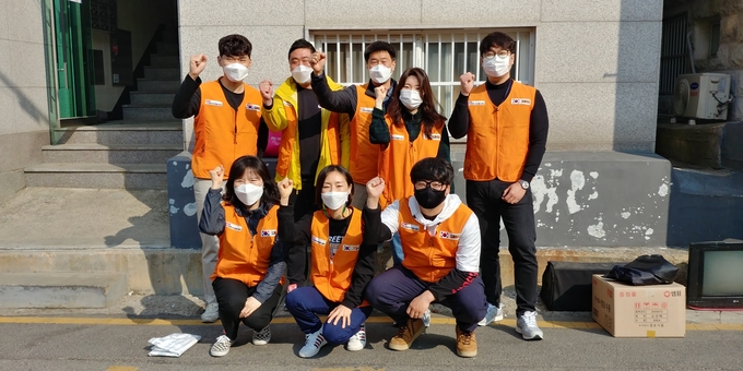 남양주도시공사는 지난 25일 사내의 과장급 이하 젊은 직원들로 구성된 주니어보드(Junior Board)의 이사들이 남양주 관내의 취약계층 가구를 방문해 봉사활동을 폈다.(사진=남양주시 제공)
