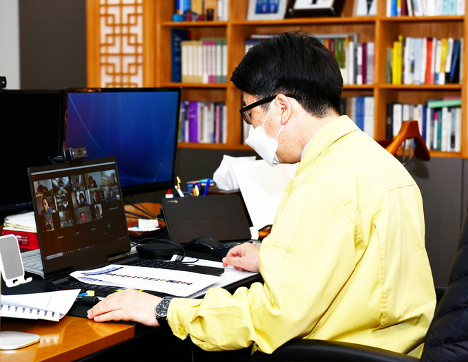 최종환 파주시장이 비대면으로 임진강 거북선 관련 보고회를 진행하고 있다. (사진=파주시 제공)