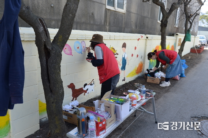예술가들이 벽화 작업을 하고 있다. (사진=포천시 제공)