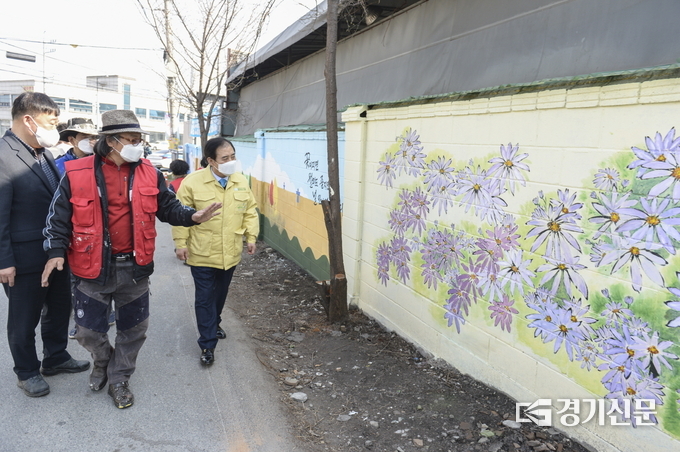 완성된 벽화 작품을 박윤국 포천시장과 예술가들이 함께 감상하고 있다. (사진=포천시 제공)