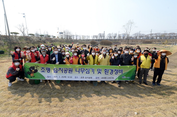 초평동습지산책로 식목행사 실시. (사진=오산시 제공)