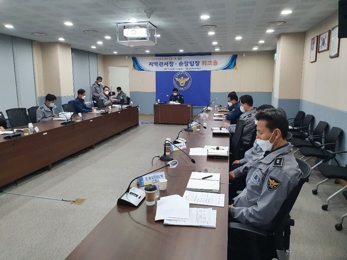 남양주남부경찰서는 지난 22일부터 26일까지 5일간에 걸쳐 경찰서 5층 소회의실에서 지역관서장‧순찰팀장 등 43명을 대상으로 협제체계 구축 등을 위해 워크숍을 개최했다.(사진=남양주남부경찰서 제공)