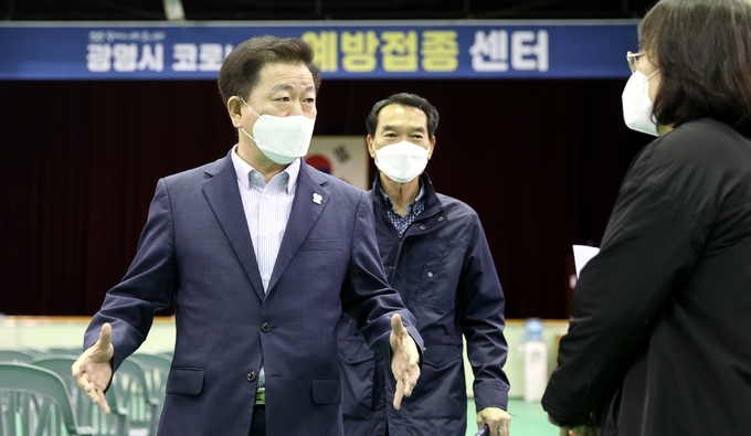 박승원 광명시장은 코로나19 예방접종센터가 설치된 광명시민체육관 실내경기장을 찾아 접종 준비 상황을 점검했다(사진=광명시 제공)<br>
