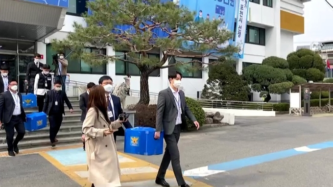 지난 15일 경기북부경찰청 부동산투기사범 특별수사대가 A씨가 근무하는 포천시청에 대한 압수수색을 마친 뒤 압수물품을 차량으로 옮기고 있다. (사진=문석완 기자)