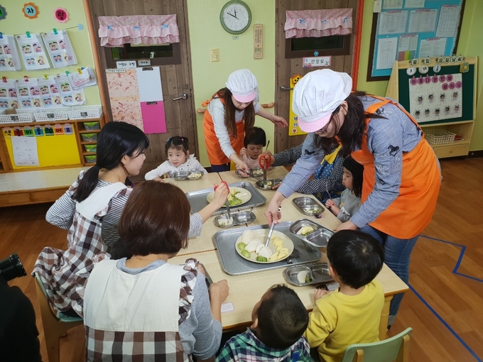 어린이 건강과일과 함께하는 식생활지도 (사진 = 경기도 제공)