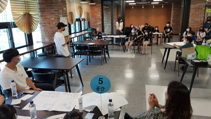 이천 학생들과 교시들이 기획워크숍을 진행하고 있다. (사진=이천교육지원청 제공)