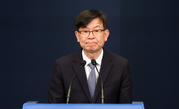  대통령비서실 김상조 전 정책실장이 29일 청와대 춘추관에서 열린 브리핑에서 퇴임 인사를 하고 있다. (사진=연합뉴스)
