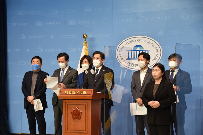 국회 교육위원회 소속 더불어 민주당 의원들이 홍익대를 대상으로 박형준 국민의힘 부산시장 후보에 제기된 자녀 입시부정 청탁 의혹 관련 자료를 제출을 촉구했다. (사진=박찬대 의원실 제공)