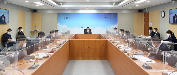 29일 백군기 용인시장이 간부 공무원들에게 코로나19 방역과 백신접종에 대한 준비를 당부하고 있다. (사진=용인시 제공)