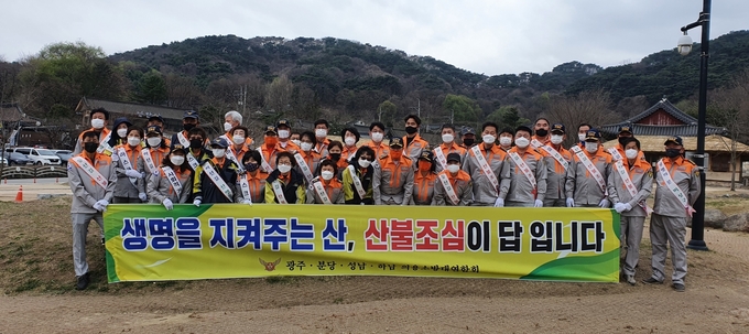 의용소방대원들이 캠페인을 벌인 뒤 기념촬영을 하고 있다. 사진=성남소방서