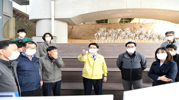 최종환 시장이 소리천 교량하부 문화쉼터 조성현장을 점검하고 있다. (사진=파주시 제공)