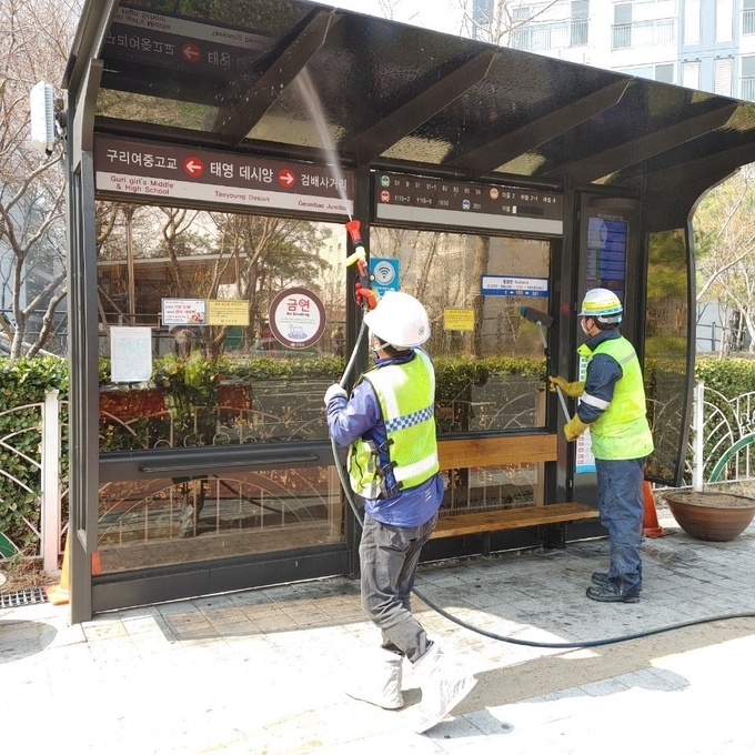 구리시가 5월까지 도로·교통안전 시설물 봄맞이 대청소를 실시한다. (사진=구리시 제공)