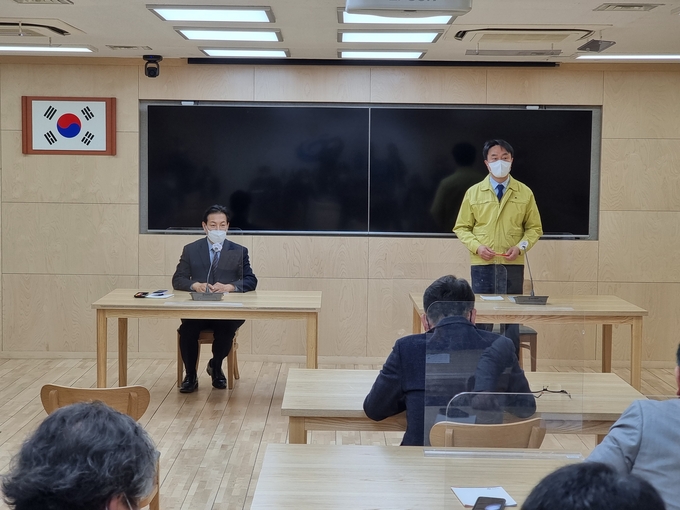 김상호 하남시장이 30일 시청 상황실에서 최수만 하남도시공사 사장 내정자의 지명 철회를 발표하고 있다.