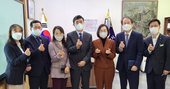 정담회를 마친 뒤 은수미 시장과 이범희 교육장 등이 파이팅을 하고 있다. (사진=성남교육지원청 제공)