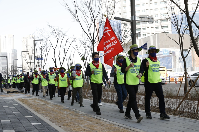 30일 오전 화성시 동탄역에서 열린 ‘수도권 내륙선(동탄~청주공항) 철도건설사업 유치 염원 릴레이 종주 퍼포먼스 발대식’에서 참가자들이 동탄역을 출발하고 있다.(사진=화성시 제공)