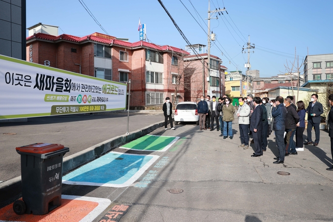 조광한 남양주시장이 30일 진건읍 지역 사회단체장과 함께 진건읍에서 쓰레기 감량을 위한 특수 시책 사업으로 시행하고 있는 3색존 설치 구역과 사능천변 을 점검했다.(사진=남양주시 제공)