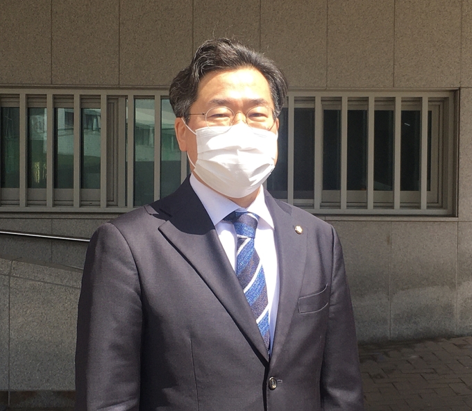 30일 박찬대 더불어민주당 의원이 홍익대학교를 찾아 박형준 국민의힘 부산시장 후보에 제기된 자녀 입시비리 의혹에 대한 자료 공개를 촉구했다. (사진=김민기 기자)